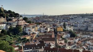 Lisabona se confruntă cu o cerere de referendum pentru a opri creșterea Airbnb. Militanții doresc să interzică închirierea pe termen scurt pentru turiști în proprietăți cu destinația de locuință