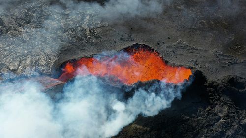 Cel puțin 9 persoane au murit după ce vulcanul de pe o insulă din Indonezia a erupt