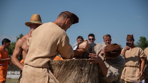Festivalul Cetăților Dacice 2026, la Piatra Craivii. Spectacole de reconstituiri cu daci, romani și gladiatori, ateliere de meșteșugari, tabără antică, paradă cu torțe și Decathlon dacic. Programul evenimentului
