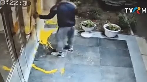 Vandalizări repetate în Chișinău: Doi tineri recrutați și instruiți de Moscova pentru destabilizare au fost arestați 20 de zile, anunță polițiștii / Unul a recunoscut că primea lunar 500 de euro pentru a-i recruta pe alții