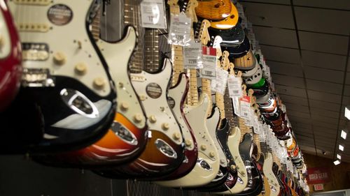 120 dintre chitarele şi amplificatoarele lui Mark Knopfler de la Dire Straits sunt scoase la licitație: ”Au nevoie de o casă mai bună”