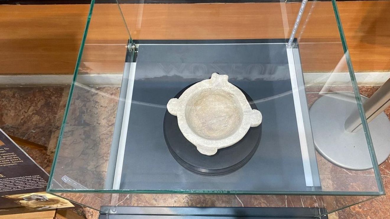 Dieta locuitorilor din Apulum, reconstituită cu ajutorul unui obiect banal / Mojar de 2.000 de ani, expus la Muzeul din Alba Iulia / Degistare de moretum, un preparat specific roman