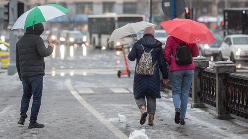 București: Angajați ai STB intervin în continuare pentru deszăpezirea refugiilor de tramvai