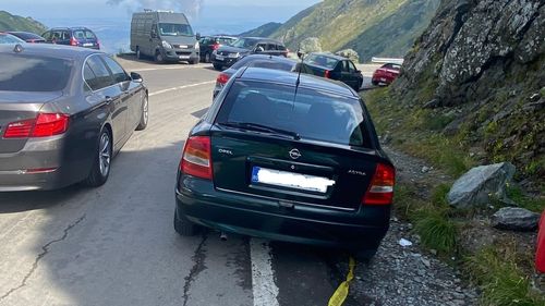 Traficul pe Transfăgărăşan, blocat de maşinile parcate pe marginea drumului