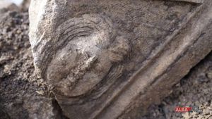 Un sarcofag roman vechi de 1.700 de ani, decorat cu basoreliefuri cu Dionisos şi Hercule, descoperit în Israel
