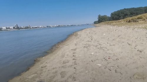 Plajă privată, deschisă în Tulcea după scăderea nivelului Dunării / ”Oamenii vin, se relaxează, pot să facă un grătar, să cumpere o băutură rece”