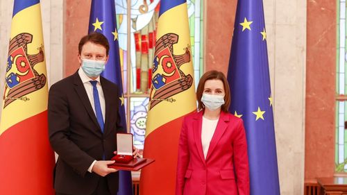 Europarlamentarul Siegfried Mureșan, decorat de Maia Sandu