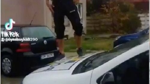 Elev din Giurgiu, filmat în timp ce dansa pe mașina Poliției / În acest timp, polițiștii desfășurau o campanie pentru tineri, în școală