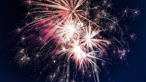 Ce cumpărături de criză fac unii primari: o comună maramureșeană își construiește biserică, una giurgiuveană organizează focuri de artificii