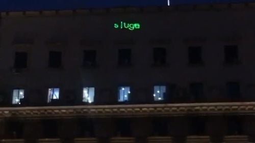 VIDEO Proiecție laser pe sediul Ministerului de Interne: ”Vrem plăcuțele-napoi, mesajul păstrați-l voi”
