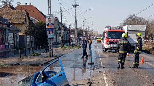 FOTO Mașină îngropată complet pe o stradă din Budapesta / O groapă apărută din senin / Poliția maghiară recomandă alte rute / Nimeni nu a fost rănit