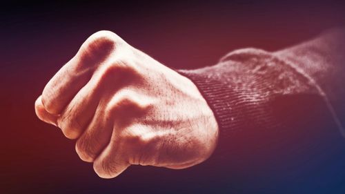 Chelneriță bătută pentru că nu a adus unui client băutura rece / Un hunedorean a fost arestat după ce a lovit-o cu pumnii și picioarele