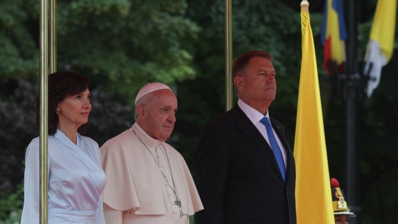 Ce cadouri i-a dat președintele Iohannis Papei Francisc: Obiecte decorative din toate regiunile țării, miere, mingea lui Hagi și vâsla lui Patzaichin