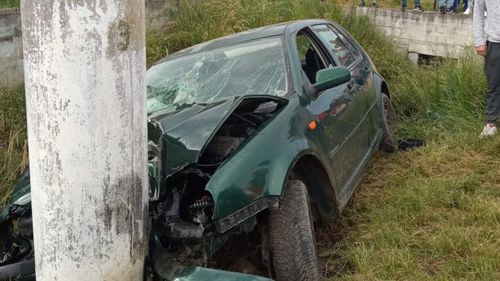 Un mort şi doi răniţi după ce un autoturism a intrat într-un stâlp, iar acesta s-a prăbuşit peste maşină/ Traficul pe DN 10, îngreunat