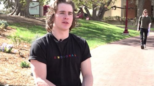 ”Mi-am dat seama că e timpul să-mi trăiesc viața”: Cum a ajuns un tânăr atlet să ia parte la un maraton în scaun cu rotile la trei ani după ce a rămas paralizat