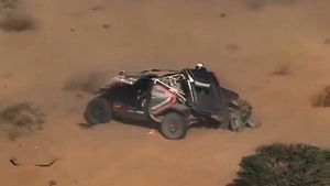 VIDEO Dacia Sandriders a lui Sebastien Loeb, grav avariată în etapa a treia a Raliului Dakar