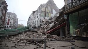 Două imobile alăturate s-au prăbușit în centrul Lille, din nordul Franței/ Locatarii au supraviețuit după ce au fost evacuați la avertismentul unei persoane care trecea prin zonă la trei dimineața și a observat un ”zid deformat”
