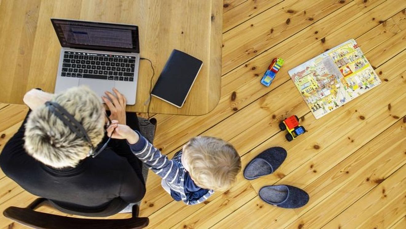 Părinții nervoși și epuizați, împărțiți între homeoffice și #parentinginlockdown: M-am prăbușit plângând pe podeaua din bucătărie – reportaj Deutsche Welle