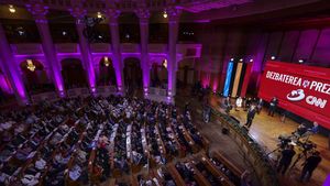 VIDEO Dezbaterea de la Antena 3, dominată de lupta Nicușor Dan - Crin Antonescu / Dan a atacat cu terenurile privatizate din Herăstrău, Antonescu l-a acuzat că a refuzat să autorizeze un spital privat pentru pacienți cu cancer / Lasconi i-a strâns mâna lui Dan și l-a pus să jure pe Biblie că nu a mințit