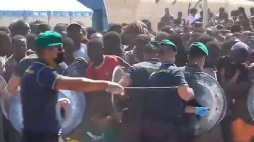 Stare de urgență pe insula italiană Lampedusa, unde peste 6.000 de migranți au debarcat în ultimele 24 de ore