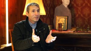 Din ruine, în lumină. Demnitatea refăcută cărămidă cu cărămidă / Video-story de vineri seara