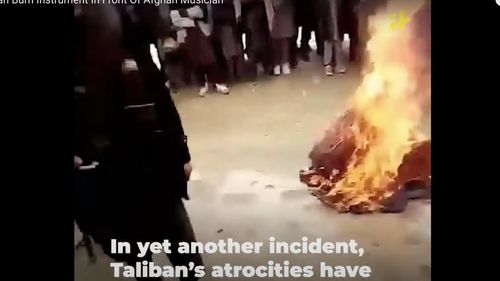 Instrumente de muzică, considerate „imorale” de către talibanii afgani, arse în Herat