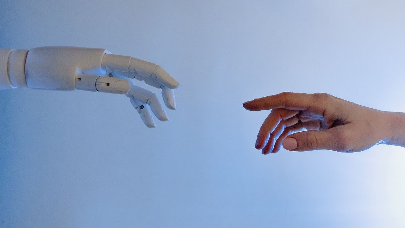Preşedintele Microsoft: Inteligenţa artificială are nevoie de control uman, altfel poate fi transformată în armă