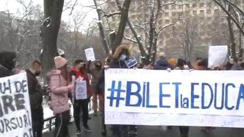 Protest al studenților în fața Gării de Nord față de pierderea gratuității pentru călătoriile cu trenul / Protest și la Cluj