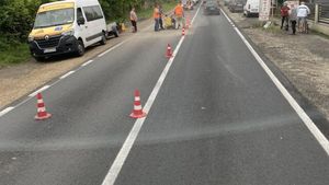 Asfaltul proaspăt turnat la Margina, pe șoseaua care înlocuiește porțiunea lipsă a autostrăzii Sibiu – Nădlac, spart de muncitori / ”Lucrarea este realizată de constructorul care a făcut și reparațiile”