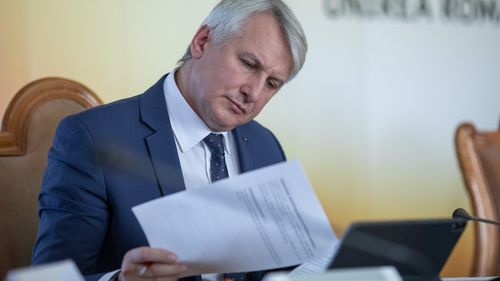 Eugen Teodorovici a pierdut procesele în care contesta o sancțiune pentru activități politice incompatibile cu funcția de director la Curtea de Conturi. Apoi a recidivat