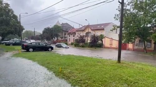 VIDEO Ploaia torențială a inundat străzi și case în Timișoara / Populația avertizată prin RO-Alert