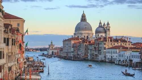 O gondolă din Veneția s-a răsturnat după ce turiștii au refuzat să se așeze și să nu-și mai facă selfie-uri