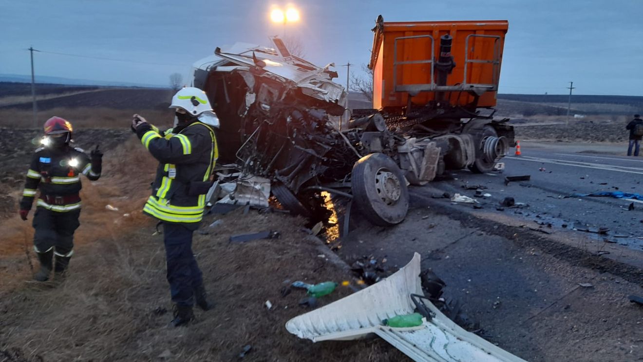 VIDEO UPDATE Șapte persoane au murit în urma unui grav accident în Iași/ Au fost implicate o Ambulanță, un camion și o autoutilitară/ În Ambulanță se afla o femeie însărcinată care nu a suferit leziuni, Planul Roșu activat