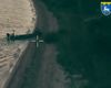 VIDEO | Premieră mondială pe frontul din Ucraina: Un robot cu mitralieră a fost transportat de o dronă navală într-o zonă controlată de Rusia