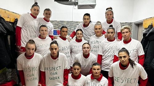 România, locul 12 la Campionatul European de handbal feminin / Jucătoarele au îmbrăcat tricouri cu mesaj prin care cer respect