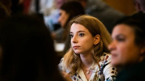 Ligia Deca se distanțează de modelul comunicării directe cu presa al predecesorului Sorin Cîmpeanu și numește un purtător de cuvânt la Ministerul Educației. Cine este Corina Popa, “vocea” noului ministru