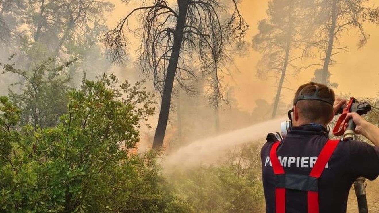 Pompierii din Grecia se luptă cu un incendiu persistent izbucnit pe insula Evia
