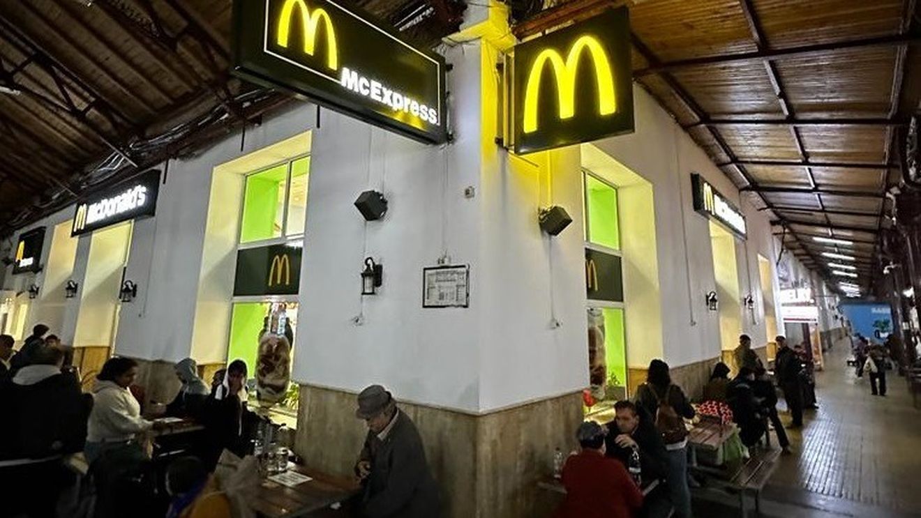Protecția Consumatorilor închide temporar restaurantul McDonald’s de la Gara Nord / Plus o amendă de 50 de mii de lei