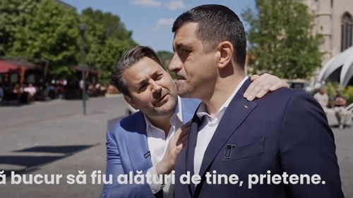 Extremistul Simion, paradă prin Cluj Napoca în compania unui american anonim pe care l-a prezentat ca „trimisul lui Donald Trump”