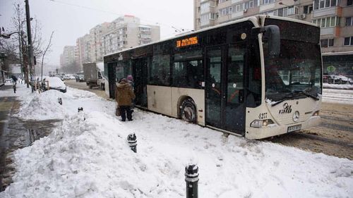 FOTOGALERIE Bucureştiul sub zăpadă, intervenţie târzie a Primăriei. Reacţia Gabrielei Firea: "De miercuri vine primăvara, Doamne-ajută!"
