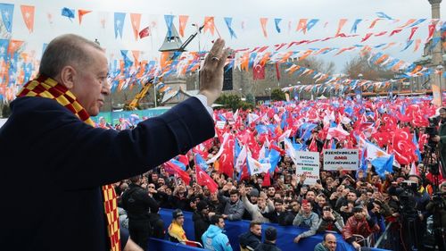 Aflat la putere de peste 20 de ani, Erdogan a depus două plângeri împotriva opoziţiei din Turcia, pentru „ultraj și prejudiciu moral"