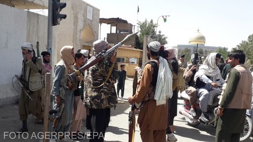 Pakistanul a lansat atacuri aeriene în Afganistan / Talibanii, acuzați de atentate sinucigașe cu bombe