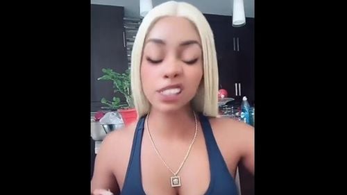 Un nou fenomen straniu pe Tiktok: conținut prin care femei ”robotizate” câștigă mii de dolari fiind controlate de cei care le urmăresc