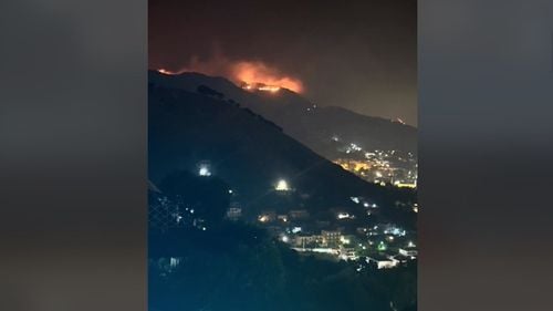 VIDEO Dealurile din jurul orașului Palermo, în flăcări / Aeroportul e închis / 1.500 de persoane au fost strămutate, iar 20 de case au fost avariate de incendii în ultimele 24 de ore