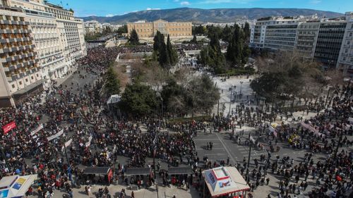 „Sună-mă când ajungi!”: Mesajul care a devenit sloganul grecilor furioşi după tragedia feroviară, într-o țară în care familia este un puternic element al societății / „Nu ai ajuns niciodată. Te vom răzbuna, micuţule”