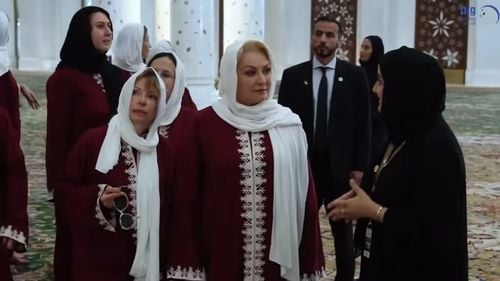 VIDEO Viorica Dăncilă cu văl islamic la vizita într-o moschee din Abu Dhabi