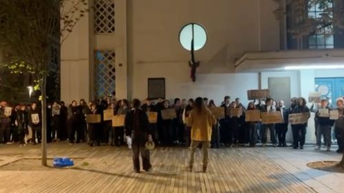 Zeci de studenți din Cluj-Napoca l-au primit cu proteste pe ministrul Daniel David: Hai afară, fuga e ușoară! / Ministrul – acuzat că a refuzat să iasă la discuții cu manifestanții din cauza ploii