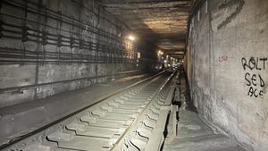 Metroul din București circulă în sistem pendulă după ce un bărbat s-a aruncat în fața trenului