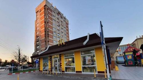 CFR se judecă de 22 de ani pentru chiria unui restaurant McDonald’s din Iași / Compania susține că îi aparține o mare parte din terenul pe care a fost construită clădirea, în 1997