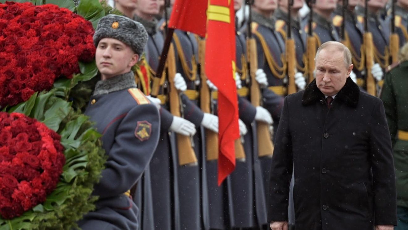 Marea Britanie îl avertizează pe Putin că ar putea fi urmărit penal pentru crime de război